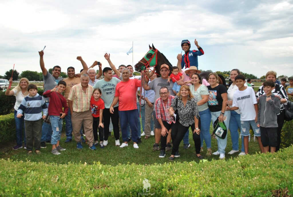 Locked y la gente de Paraná en pleno festejo.